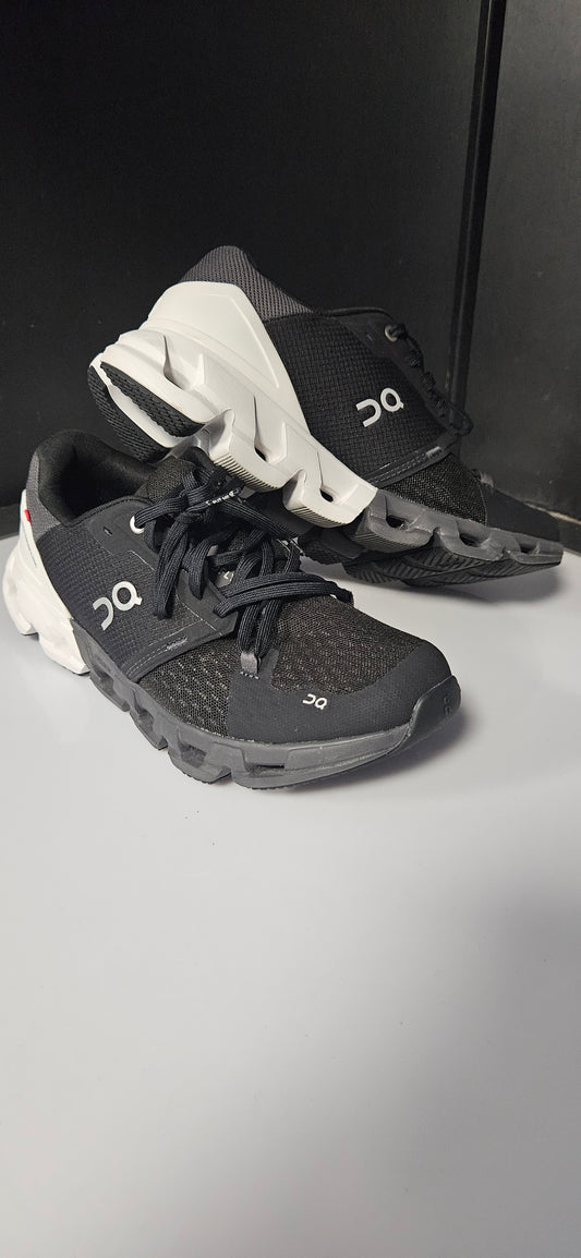 Mens On Cloudflyer 4 In Black and White In Size 7