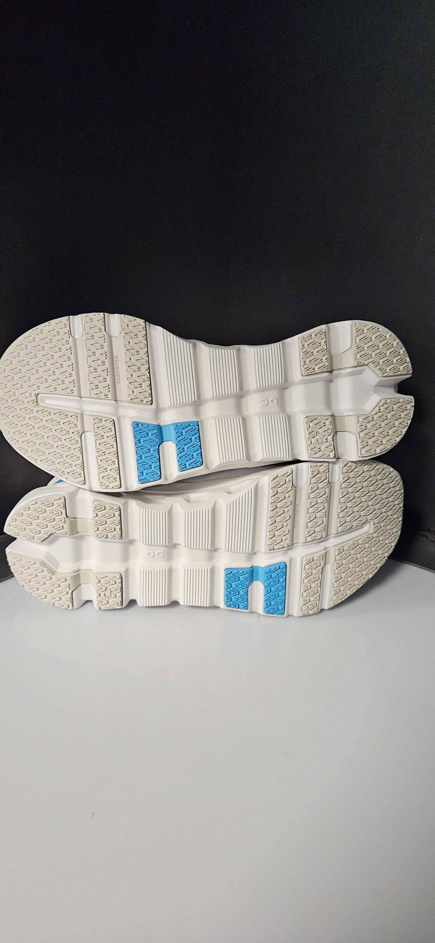 On Cloudrunner 2 Running Trainer In White