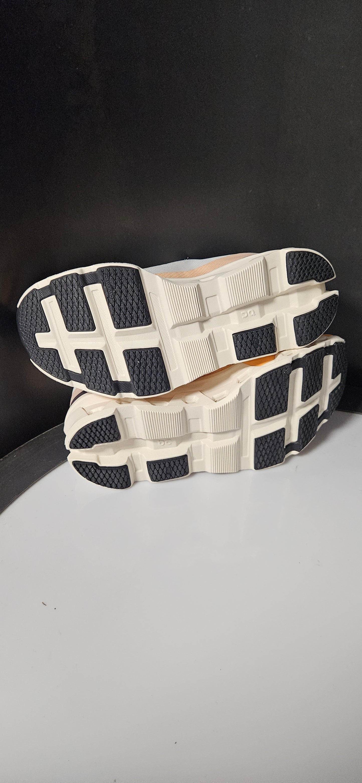 Women's Cloudmonster 2 Ivory/Tangerine Size 6 Rrp £170